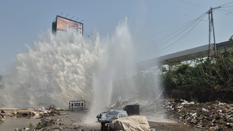 Mumbai News: Water Pipeline Burst In Bandra Sends Water Jet Approximately 50 Feet High | Watch Video