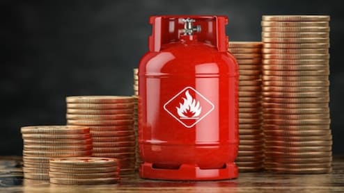 Gas Saving Tips: महीने भर ज्यादा चलेगा गैस सिलेंडर, बस खाना बनाते हुए कर लें ये काम, खूब होगी बचत