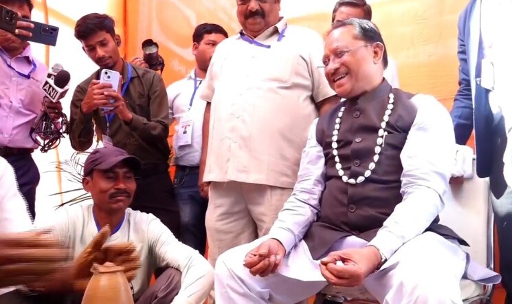 कोरिया महोत्सव में शिल्पकारों से उनकी आय, रोजगार लेकर सीएम साय ने की चर्चा 