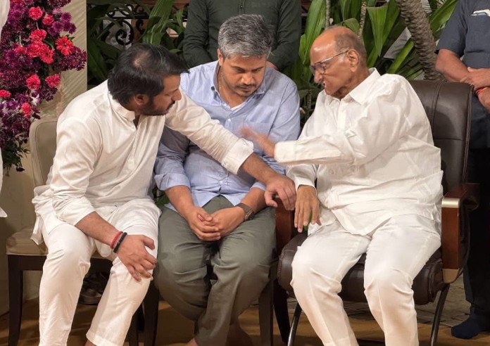 दुख की घड़ी में मिटीं दूरियां? एक ही फ्रेम में चर्चा करते दिखे शरद पवार और दोनों पोते!&nbsp;