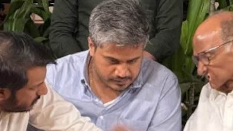 दुख की घड़ी में मिटीं दूरियां? एक ही फ्रेम में चर्चा करते दिखे शरद पवार और दोनों पोते!&nbsp;