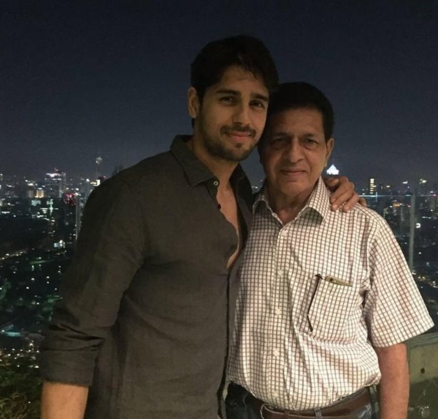 सिद्धार्थ मल्होत्रा के पिता का निधन, पत्नी कियारा आडवाणी संग दिल्ली पहुंचे एक्टर