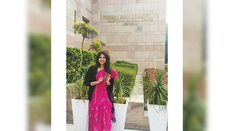 दिन में ऑफिस की ड्यूटी, रात में किताबों से यारी... 3 बार मिली असफलता, फिर भी ऐसे बनीं IFS अफसर