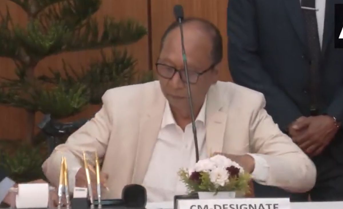 युमनाम खेमचंद सिंह बने मणिपुर CM, राष्ट्रपति शासन हटने के कुछ घंटों बाद ही ली शपथ