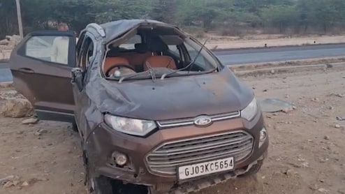 Rajasthan: सिरोही में दर्दनाक सड़क हादसा, बीच रास्ते पर रखे ब्लॉक से टकराकर पलटी कार, मची -चीख पुकार