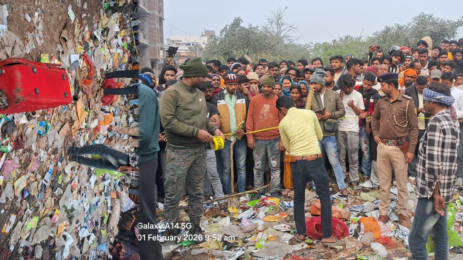 घटनास्थल पर लोगों की भीड़, जांच में जुटी पुलिस.