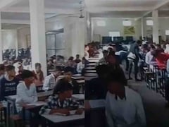 बिहार मैट्रिक परीक्षा... जहां मोबाइल ले जाना मना, वहां केंद्र के अंदर से हुआ 'Facebook Live'