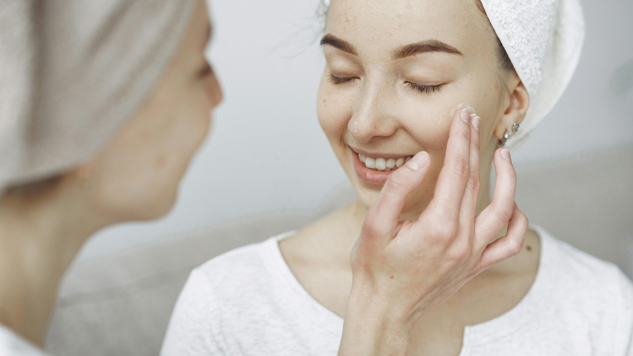 Spring dryness isnt dehydration alone, its barrier fatigue. Spring dryness isnt dehydration alone, its barrier fatigue.