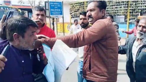 Ujjain News: नगर निगम रिमूवल गेंग प्रभारी ने ठेला व्यापारी को पीटा, आक्रोशित व्यापारियों ने किया चक्का जाम