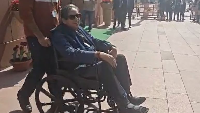 Shashi Tharoor Fractures Leg After Parliament Fall, Says "<i>Lagne Do Nazar</i>"