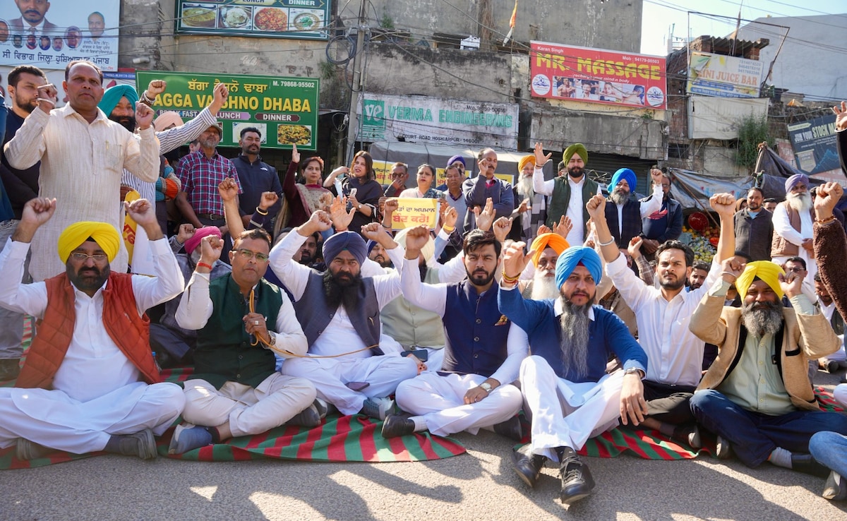 Punjab AAP Holds Protest Against Congress' Partap Singh Bajwa Over 'Casteist' Remarks
