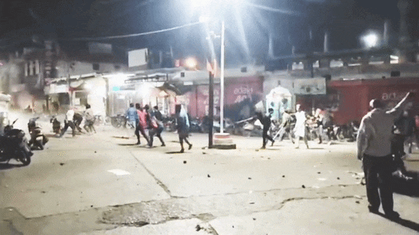 जबलपुर में बवाल, लाउडस्पीकर को लेकर चले पत्‍थर, दुर्गा मंदिर के ठीक सामने है मदीना मस्जिद