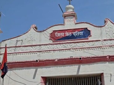 जेल में महासंग्राम! दतिया जेल में दो भाइयों ने मर्डर के आरोपी से की मारपीट, धारदार हथियार से किया हमला