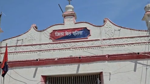 जेल में महासंग्राम! दतिया जेल में दो भाइयों ने मर्डर के आरोपी से की मारपीट, धारदार हथियार से किया हमला