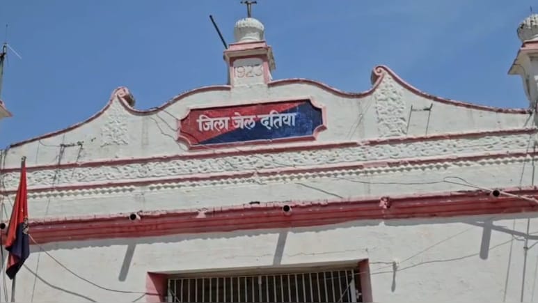 जेल में महासंग्राम! दतिया जेल में दो भाइयों ने मर्डर के आरोपी से की मारपीट, धारदार हथियार से किया हमला