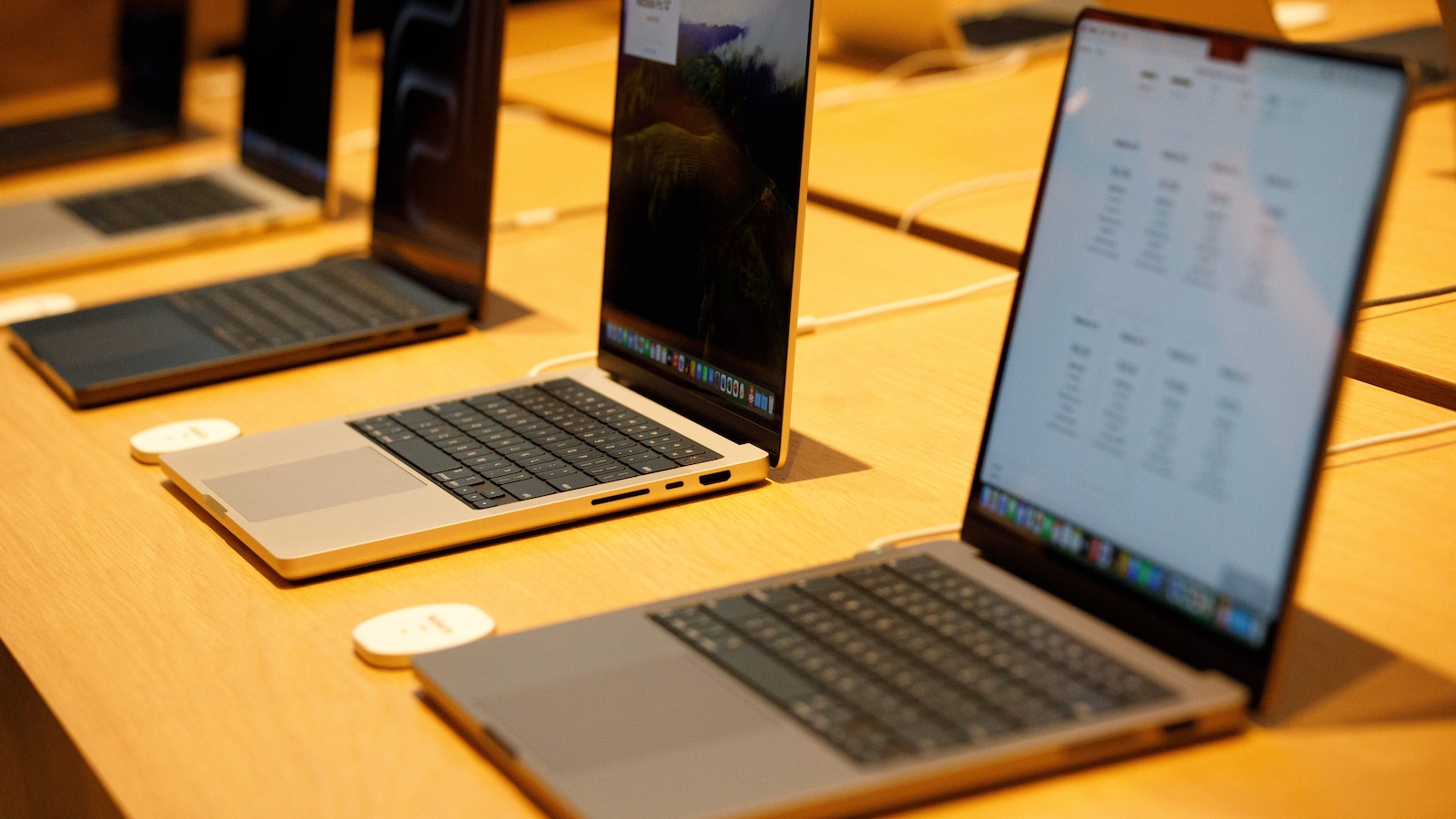 Apple Plans MacBook Ultra with OLED Display and Touchscreen Features