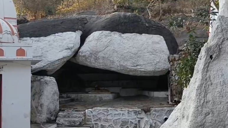 Mahashivratri 2026: माउंट आबू की इस गुफा में 5 हजार साल पुराने शिवलिंग, यहां पांडवों ने काटा था अज्ञातवास