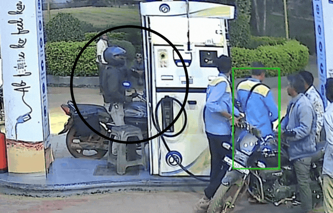 VIDEO: पेट्रोल पंप पर मोबाइल चला रहा था शख्स, अचानक भड़क उठी आग, फिर...