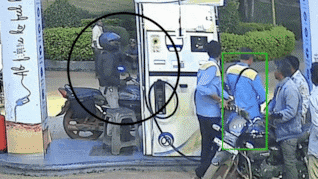 VIDEO: पेट्रोल पंप पर मोबाइल चला रहा था शख्स, अचानक भड़क उठी आग, फिर...