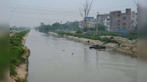 धड़ से सिर अलग, हाथ-पैर भी गायब... दिल्ली के रोहिणी इलाके में युवक का शव मिलने से सनसनी