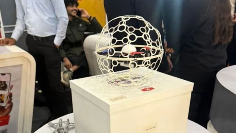 पहले चाइनीज डॉग... अब कोरिया का सॉकर ड्रोन, विवाद में गलगोटिया यूनिवर्सिटी, जानिए 'ड्रोन सॉकर' क्या है और कैसे करता है काम?