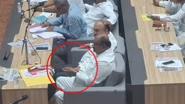 Amravati News: अमरावती महापालिकेत स्वच्छतेवर चर्चा, अन् विरोधी पक्षनेत्यांनी सभागृहातच मळली तंबाखू, पाहा VIDEO