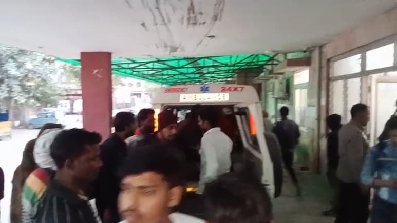 अलवर: ट्रैक्टर की जोरदार टक्कर से खाटू श्याम श्रद्धालुओं से भरा टेंपो चकनाचूर, 10 से 12 श्रद्धालु घायल