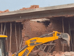 जेवर एयरपोर्ट के पास घर का सपना दिखा रहे थे, अवैध कॉलोनी पर यमुना अथॉरिटी ने चलाया बुलडोजर