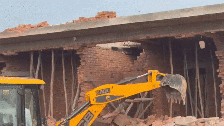 जेवर एयरपोर्ट के पास घर का सपना दिखा रहे थे, अवैध कॉलोनी पर यमुना अथॉरिटी ने चलाया बुलडोजर