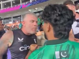 Pakistan Fan Clashes With England Supporter During T20 World Cup Super 8 Clash. Video Viral