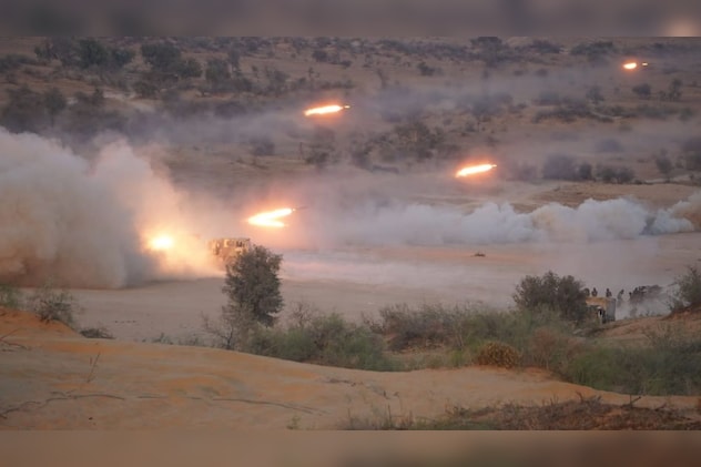 दुश्मन के बंकरों पर रॉकेट और मिसाइलें दागकर दुश्मन के बंकरों पर रॉकेट और मिसाइलें दागकर