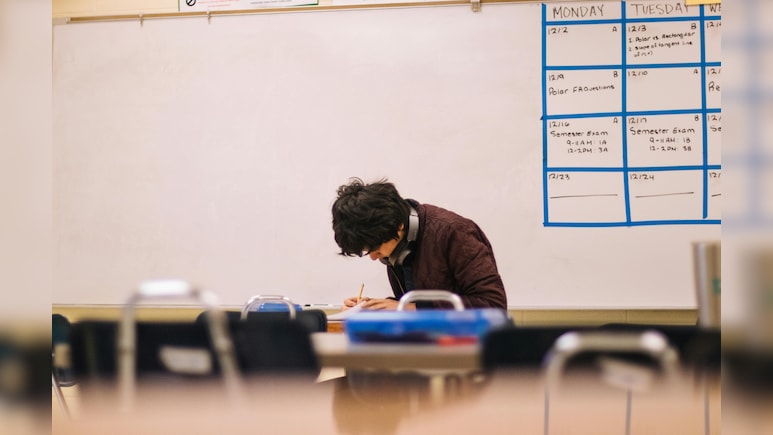 UP Board Exam 2026: यूपी बोर्ड छात्रों के लिए बड़ी खुशखबरी, प्रैक्टिकल परीक्षा की तारीख बढ़ी, नोट कर लें नई डेट