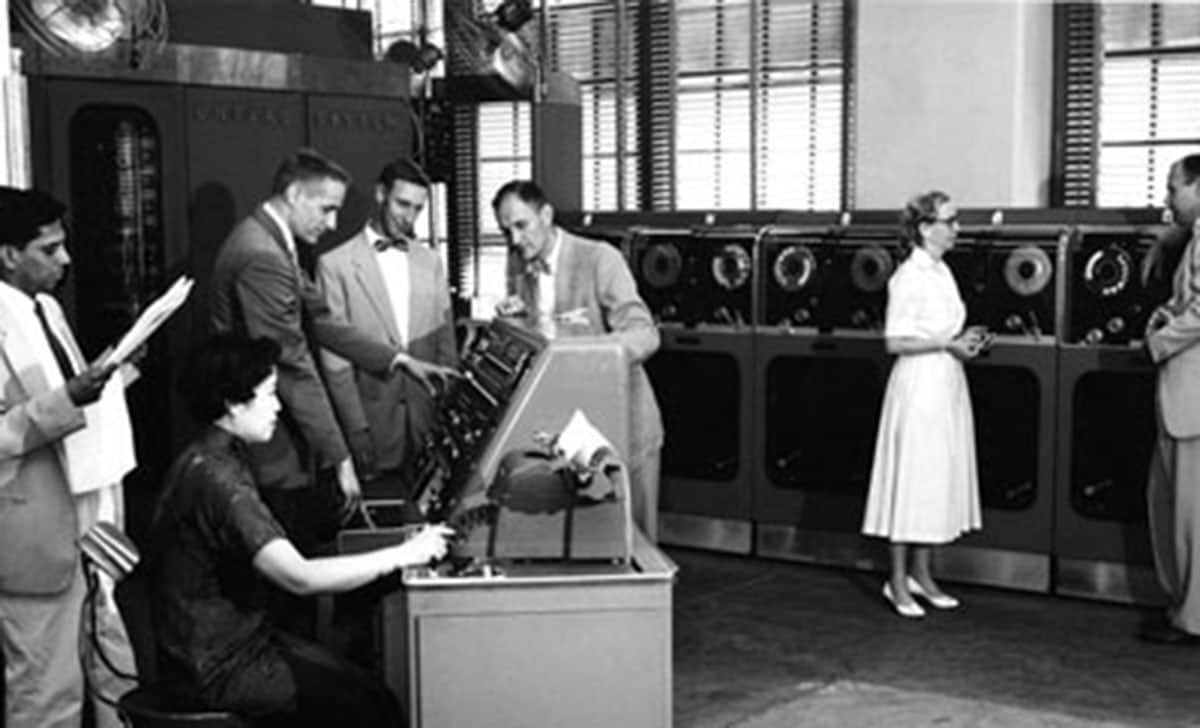 आज से करीब 67 साल पहले कंफ्यूटर इंजीनियरों को एक ऐसी भाषा की जरूरत महसूस हुई, जिसे हर कंप्यूटर समझ सके. एक ऐसी कमांड जिसे अलग-अलग कंपनियों के कंफ्यूटर समझ सकें. 1959 में प्रोग्रामर्स को COBOL के रूप में बड़ी कामयाबी मिली. COBOL यानी कॉमन बिजनस ओरिऐंटेड लैंग्वेज. यह ऐसी भाषा थी जिसमें लिखा गया कोई भी प्रोग्राम अलग-अलग कंपनियों के कंफ्यूटर समझ सकते थे. आज से करीब 67 साल पहले कंफ्यूटर इंजीनियरों को एक ऐसी भाषा की जरूरत महसूस हुई, जिसे हर कंप्यूटर समझ सके. एक ऐसी कमांड जिसे अलग-अलग कंपनियों के कंफ्यूटर समझ सकें. 1959 में प्रोग्रामर्स को COBOL के रूप में बड़ी कामयाबी मिली. COBOL यानी कॉमन बिजनस ओरिऐंटेड लैंग्वेज. यह ऐसी भाषा थी जिसमें लिखा गया कोई भी प्रोग्राम अलग-अलग कंपनियों के कंफ्यूटर समझ सकते थे.