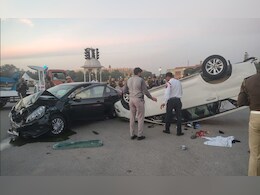 दिल्ली में विजय चौक पर सेवा तीर्थ के सामने दो कारों में जबरदस्त भिड़ंत