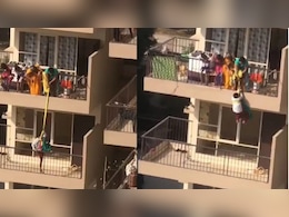 कलयुगी मां की रूह कंपा देने वाली हरकत...नीचे वाली मंजिल पर गिरी साड़ी के लिए बच्चे को बालकनी से नीचे लटकाया