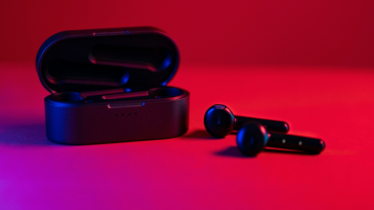 Bluetooth Earbuds vs Neckband Earphones: Which Is More Stable?