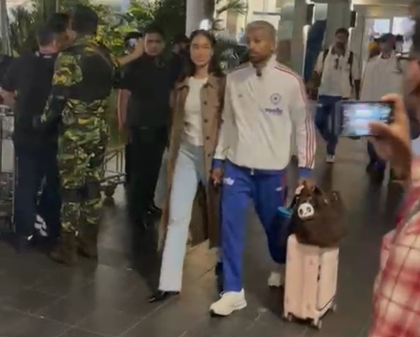 VIDEO: कोलंबो पहुंची भारतीय टीम, श्रीलंका में हुआ भव्य स्वागत, पाकिस्तान के होटल तक पहुंचा जश्न का शोर