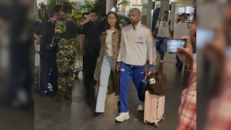 VIDEO: कोलंबो पहुंची भारतीय टीम, श्रीलंका में हुआ भव्य स्वागत, पाकिस्तान के होटल तक पहुंचा जश्न का शोर