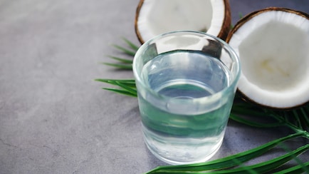 कभी सोचा है नारियल में पानी कहां से आता है? जानिए कैसे बनता है इतना मीठा और साफ लिक्विड