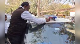 एनडीटीवी की खबर का असर: जिला कोषालय अधिकारी की गाड़ी से उतरी &lsquo;लाल बत्ती&rsquo;, कलेक्ट्रेट पार्किंग में हुई कार्रवाई