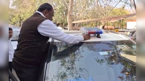 एनडीटीवी की खबर का असर: जिला कोषालय अधिकारी की गाड़ी से उतरी &lsquo;लाल बत्ती&rsquo;, कलेक्ट्रेट पार्किंग में हुई कार्रवाई