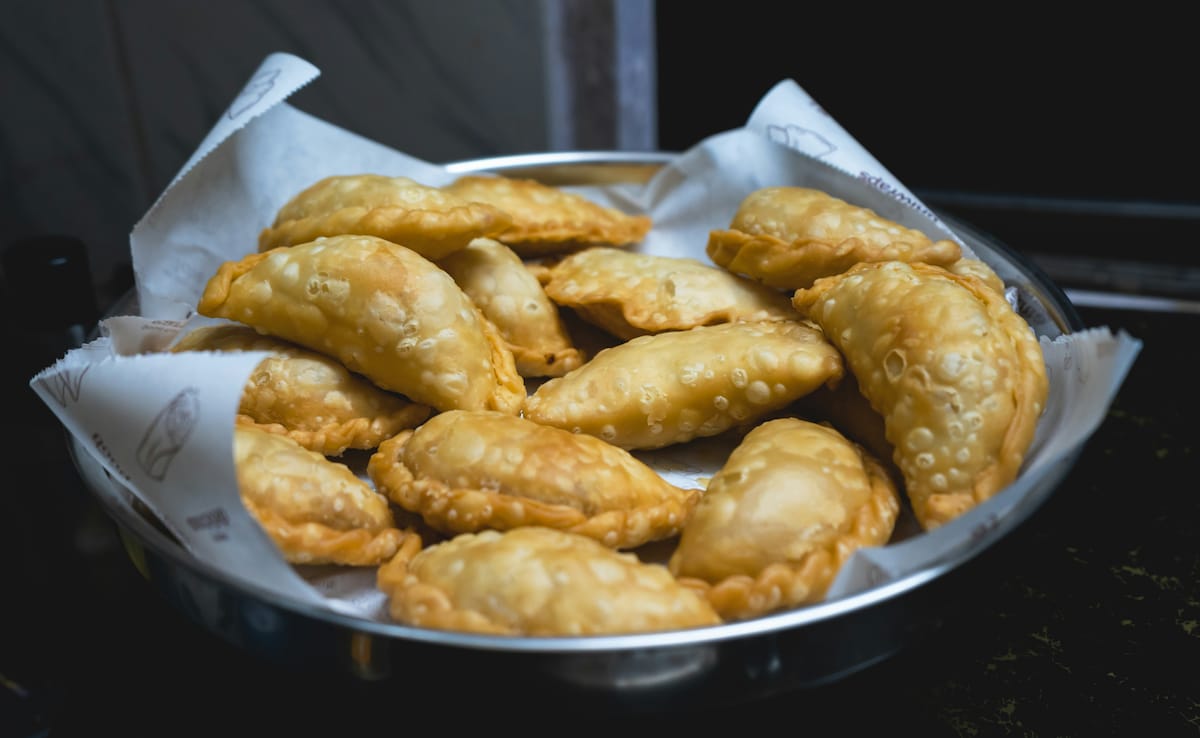 Holi Gujiya Recipe: बिना फालतू की मेहनत किए घर पर बनाएं हलवाई जैसी खस्ता गुजिया, नोट कर लें रेसिपी