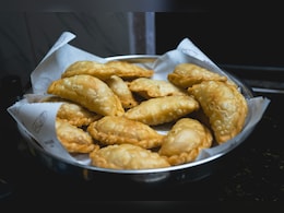Holi Gujiya Recipe: बिना फालतू की मेहनत किए घर पर बनाएं हलवाई जैसी खस्ता गुजिया, नोट कर लें रेसिपी