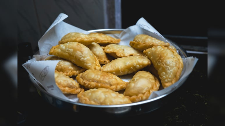 Holi Gujiya Recipe: बिना फालतू की मेहनत किए घर पर बनाएं हलवाई जैसी खस्ता गुजिया, नोट कर लें रेसिपी