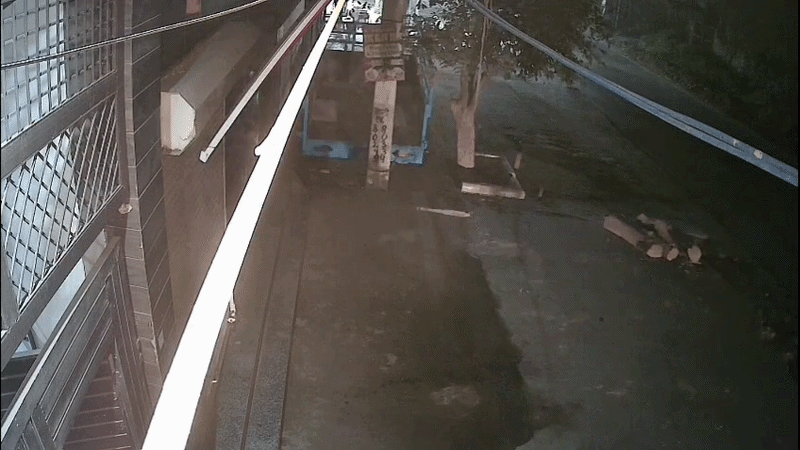 दिल्ली में रफ्तार का कहर, कार ने बाइक को हवा में उड़ाया, वीडियो देख जाएंगे सहम