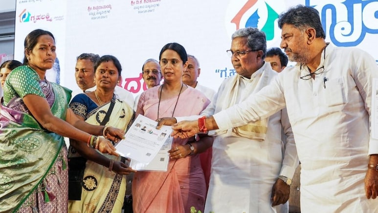 Griha Lakshmi Scheme: यहां हर महीने महिलाओं को मिलते हैं 2000 रुपये, जानिए कैसे करें आवेदन और पूरी डिटेल