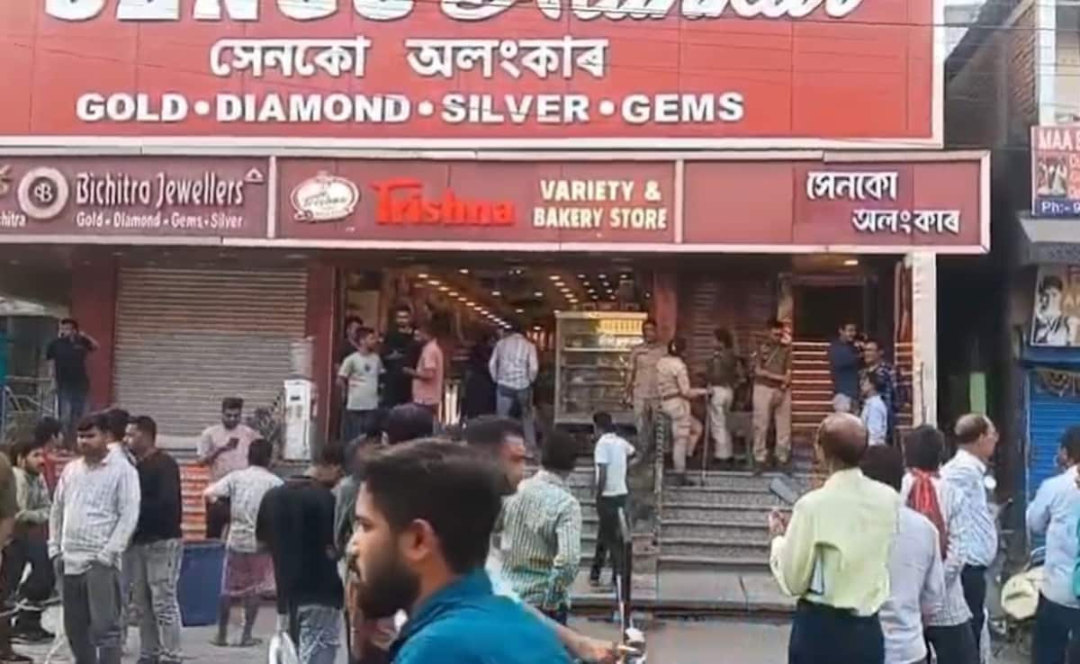 असम में दिनदहाड़े डकैती, बदमाशों ने पिस्‍तौल दिखाकर लूटे करोड़ों के जेवरात