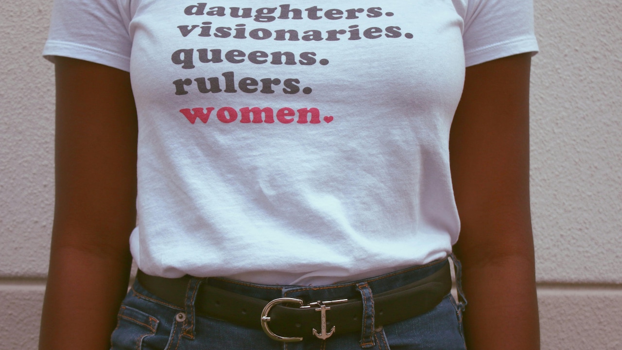 How To Tell If A Printed T-Shirt Is Low Quality: Fabric, Print And Fit