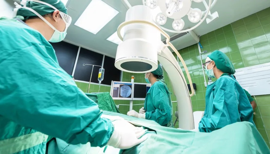 पेट दर्द की शिकायत लेकर पहुंचा युवक, जांच में डॉक्टरों को दिखा कुछ ऐसा तुरंत खाली करवाना पड़ा अस्पताल!