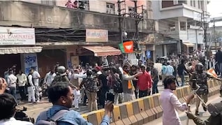 इंदौर में कांग्रेस कार्यालय के बाहर पथराव, कई लोग हुए घायल, पुलिस ने किया लाठीचार्ज और पानी की बौछारें